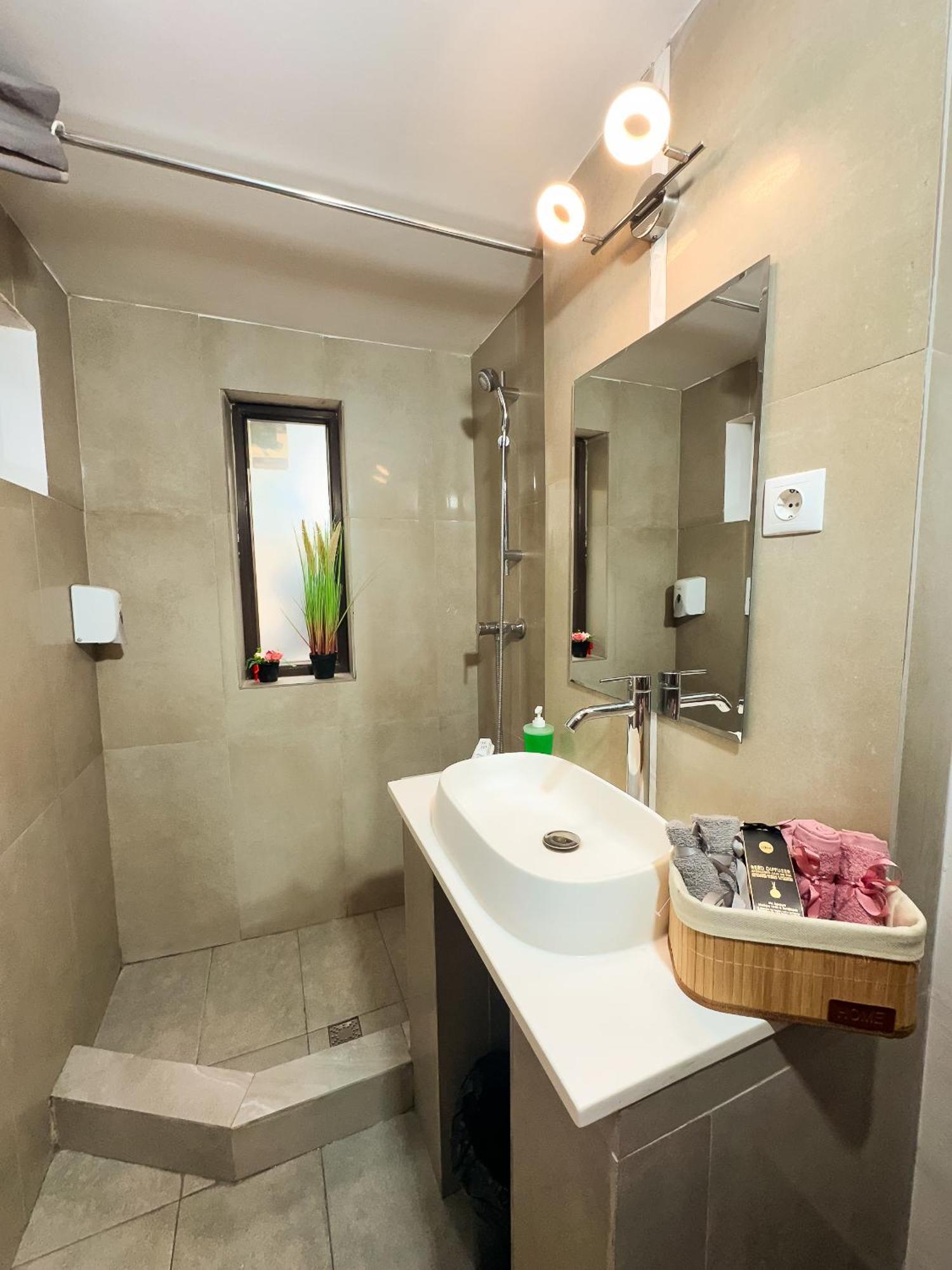Venus Central Lux Studio Craiova Kültér fotó